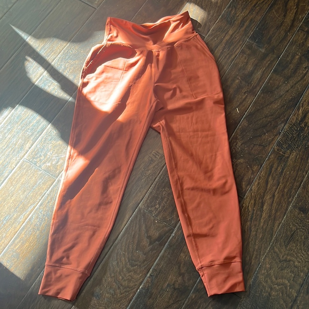 Barely worn old navy Elevate joggers. Color copper.